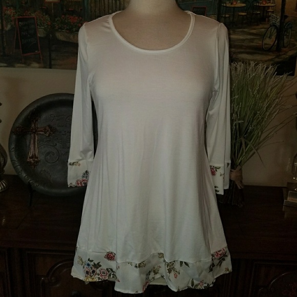 Hi-low Floral off white top - Picture 1 of 1